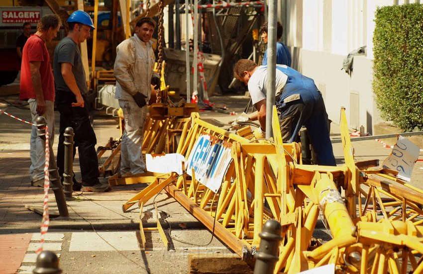 Baukran umgestuerzt Koeln Suelz Suelzguertel P261.JPG